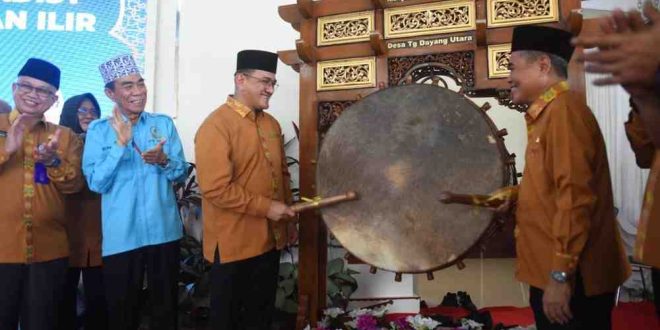 Sekda Sumatera Selatan, Drs H Edward Candra, SH, MH memukul beduk sebagai tanda membuka secara resmi Seleksi Tilawatil Qur’an Hadits (STQH) Tingkat Kabupaten Ogan Ilir (OI) ke-28 Tahun 2025, di Gedung Serbaguna KPT Tanjung Senai, pada Senin (10/2/2025) sore. Foto: Humas Pemprov Sumsel.