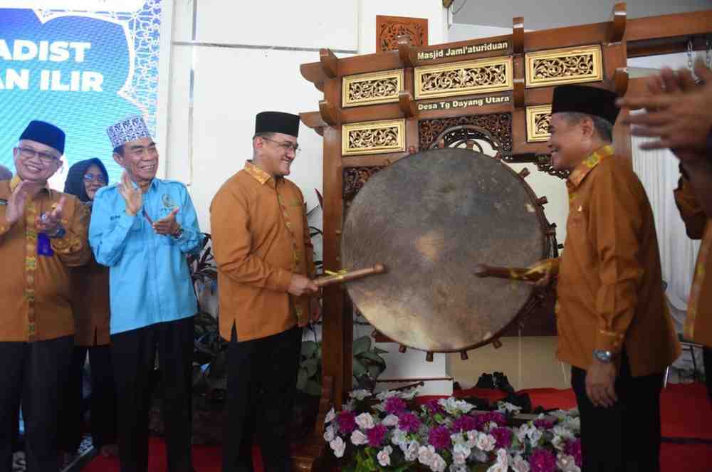Sekda Sumatera Selatan, Drs H Edward Candra, SH, MH memukul beduk sebagai tanda membuka secara resmi Seleksi Tilawatil Qur’an Hadits (STQH) Tingkat Kabupaten Ogan Ilir (OI) ke-28 Tahun 2025, di Gedung Serbaguna KPT Tanjung Senai, pada Senin (10/2/2025) sore. Foto: Humas Pemprov Sumsel.