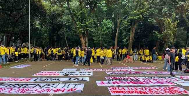 Para mahasiswa UI membentangkan sejumlah spanduk bertulisakan protes atas beberapa kebijakan pemerintahan Prabowo, Senin (17/2/2025). Foto: Kompas.com.
