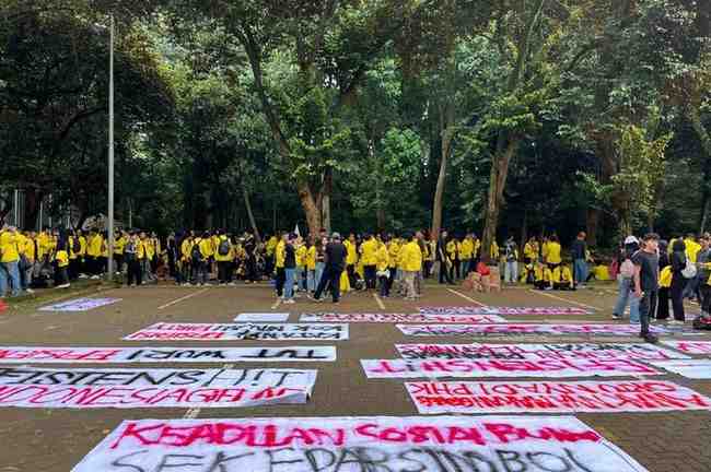 Para mahasiswa UI membentangkan sejumlah spanduk bertulisakan protes atas beberapa kebijakan pemerintahan Prabowo, Senin (17/2/2025). Foto: Kompas.com.