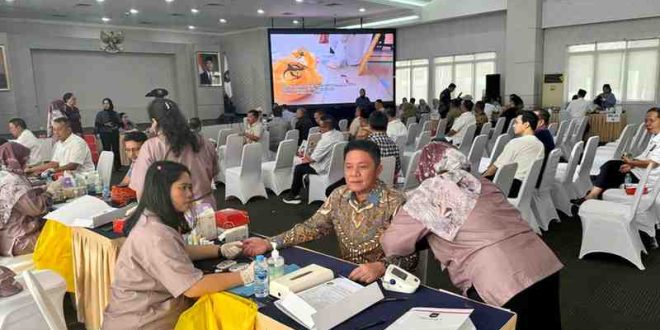 Gubernur Sumsel terpilih, Hermen Deru melakukan tensi darah di Kemendagri, Minggu ()16/2/2025). Foto: Humas Pemprov Sumsel.