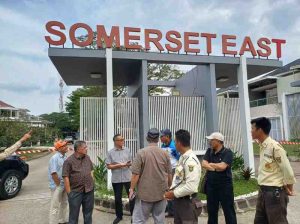 Suasana kericuhan antar penghuni perumahan Citra Grand City dengan petugas perumahan. Foto: screenshot medsos.