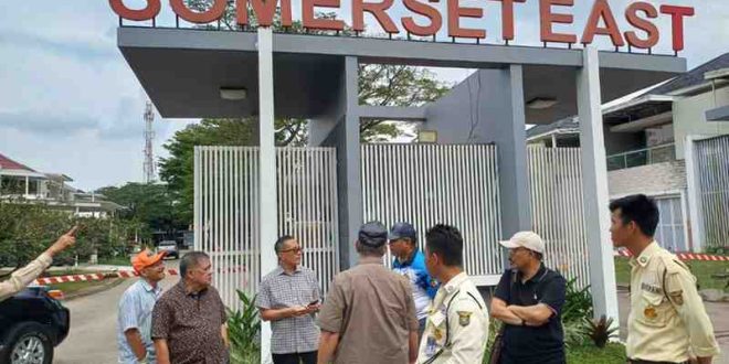 Suasana kericuhan antar penghuni perumahan Citra Grand City dengan petugas perumahan. Foto: screenshot medsos.