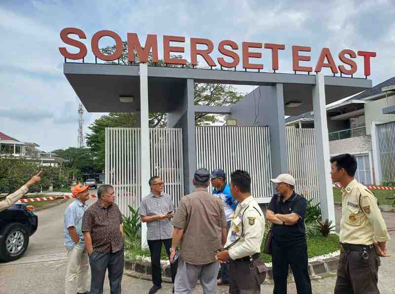 Suasana kericuhan antar penghuni perumahan Citra Grand City dengan petugas perumahan. Foto: screenshot medsos.
