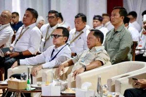 Bersama Mendagri dan sejumlah kepala daerah lainnya, Gubernur Sumsel Herman Deru menyikmak seksama paparan Wapres Gibran saat ikut retreat di Magelang, Rabu (26/2/2025). Foto: Humas Pemprov Sumsel.