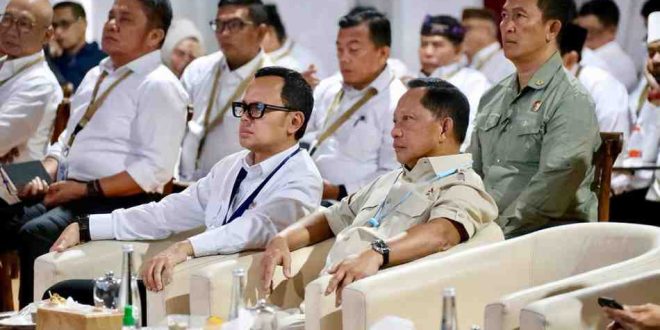 Bersama Mendagri dan sejumlah kepala daerah lainnya, Gubernur Sumsel Herman Deru menyikmak seksama paparan Wapres Gibran saat ikut retreat di Magelang, Rabu (26/2/2025). Foto: Humas Pemprov Sumsel.