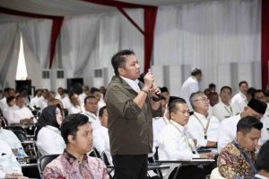 Gubernur Sumsel, Hermen Deru memberikan pertanyaan pada pembekalan di Magelang, Selasa (25/2/2025). Foto: Humas Pemprov Sumsel.
