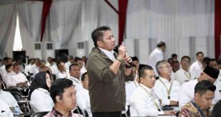 Gubernur Sumsel, Hermen Deru memberikan pertanyaan pada pembekalan di Magelang, Selasa (25/2/2025). Foto: Humas Pemprov Sumsel.