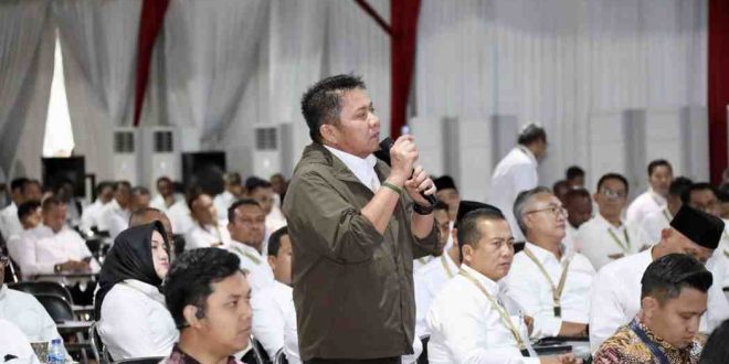 Gubernur Sumsel, Hermen Deru memberikan pertanyaan pada pembekalan di Magelang, Selasa (25/2/2025). Foto: Humas Pemprov Sumsel.