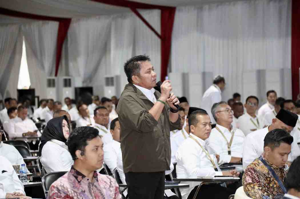 Gubernur Sumsel, Hermen Deru memberikan pertanyaan pada pembekalan di Magelang, Selasa (25/2/2025). Foto: Humas Pemprov Sumsel.