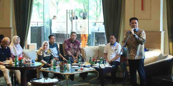 Gubernur Sumsel terpilih, Hermen Deru gelar pertemuan dengan sejumlah bupati/walikota se-Sumsel terpilih di Hotel Borobudur, Jakarta, Minggu (16/2/2025). Foto: Humas Pemprov Sumsel.