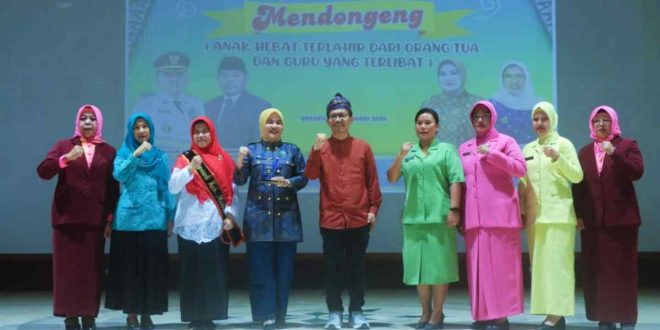 Bunda Paud Muba Hj Triana membuka workshop mendongeng yang berlangsung di Opproom Pemkab Musi Banyuasin, Rabu (12/2/2025). Foto: Kominfo Muba.