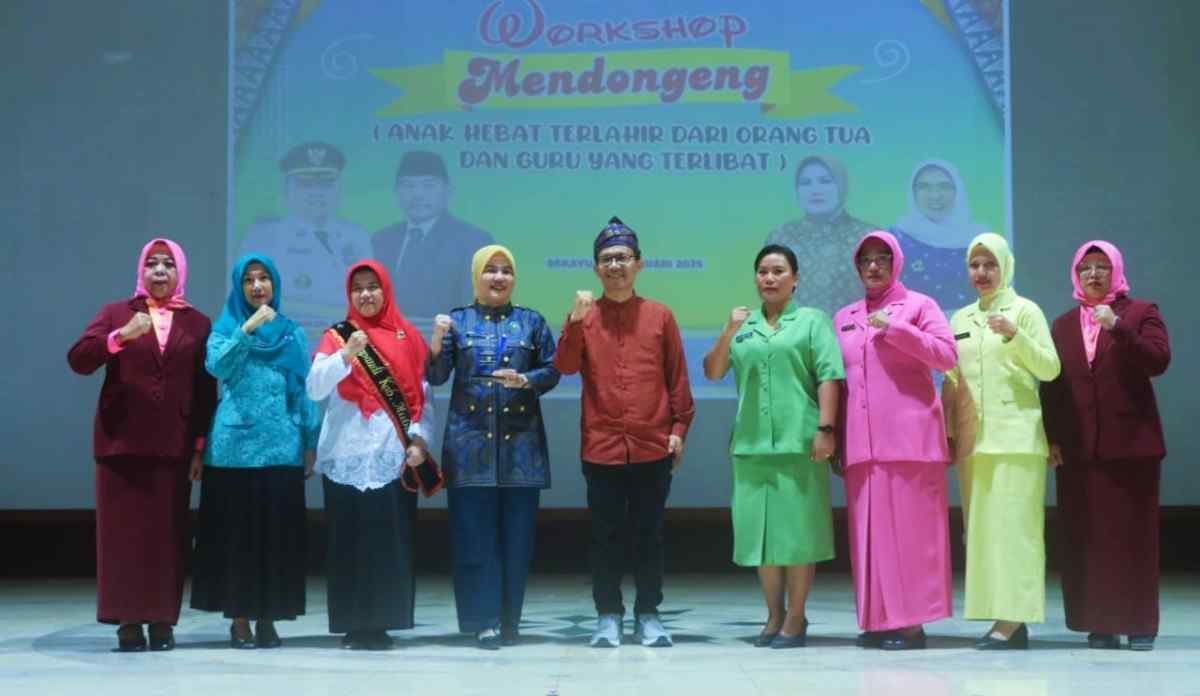 Bunda Paud Muba Hj Triana membuka workshop mendongeng yang berlangsung di Opproom Pemkab Musi Banyuasin, Rabu (12/2/2025). Foto: Kominfo Muba.
