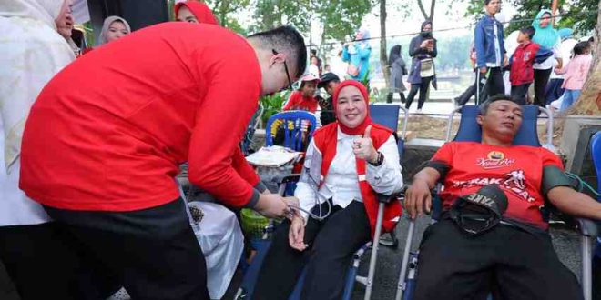 Ketua Palang Merah Indonedia (PMI) kota Palembang Dewi Sastrani Ratu Dewa. mengikuti donor darah di Kambang Iwak Palembang, Minggu (23/2/2025). Foto: Kominfo Palembang.