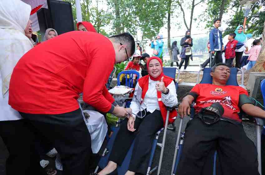 Ketua Palang Merah Indonedia (PMI) kota Palembang Dewi Sastrani Ratu Dewa. mengikuti donor darah di Kambang Iwak Palembang, Minggu (23/2/2025). Foto: Kominfo Palembang.