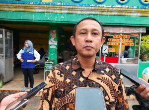 Direktur Perumda Pasar Palembang Jaya, Dedi Siswoyo saat diwawancarai di Pasar AAL, Rabu (5/2/2025). Foto: Sumselheadline/Pitria.