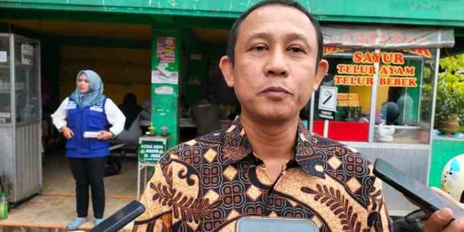Direktur Perumda Pasar Palembang Jaya, Dedi Siswoyo saat diwawancarai di Pasar AAL, Rabu (5/2/2025). Foto: Sumselheadline/Pitria.
