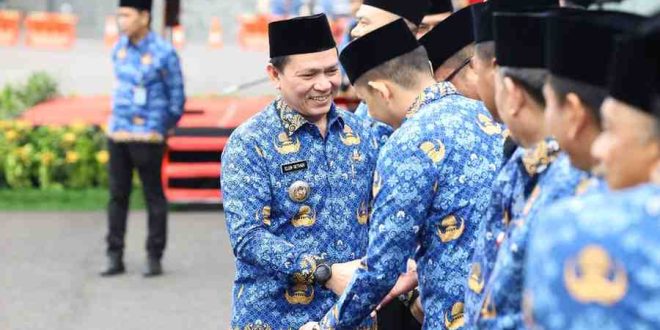 Pj Gubernur Sumsel, Eelen Setiadi bersalaman dengan para ASN di lingkungan Pemprov, sekaligus perpisahan, karena sebentar lagi akan dilantik gubernur hasil Pilkada lalu, Senin (17/2/2025). Foto: Humas Pemprov Sumsel.