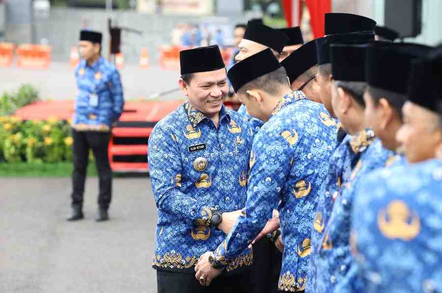 Pj Gubernur Sumsel, Eelen Setiadi bersalaman dengan para ASN di lingkungan Pemprov, sekaligus perpisahan, karena sebentar lagi akan dilantik gubernur hasil Pilkada lalu, Senin (17/2/2025). Foto: Humas Pemprov Sumsel.