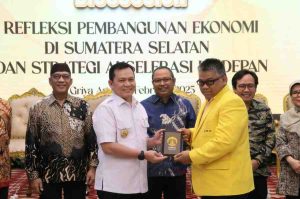 Pj Gubernur Sumsel, Eelen Setiadi menerima cindera mata dari Ketua Iluni UI Sumsel, Giri Ramanda Kiemas. Foto: Humas Pemprov Sumsel.