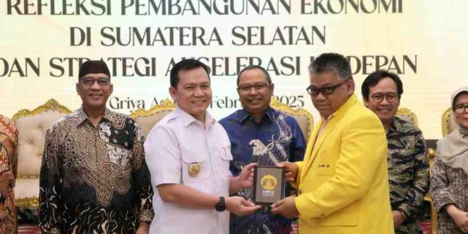 Pj Gubernur Sumsel, Eelen Setiadi menerima cindera mata dari Ketua Iluni UI Sumsel, Giri Ramanda Kiemas. Foto: Humas Pemprov Sumsel.