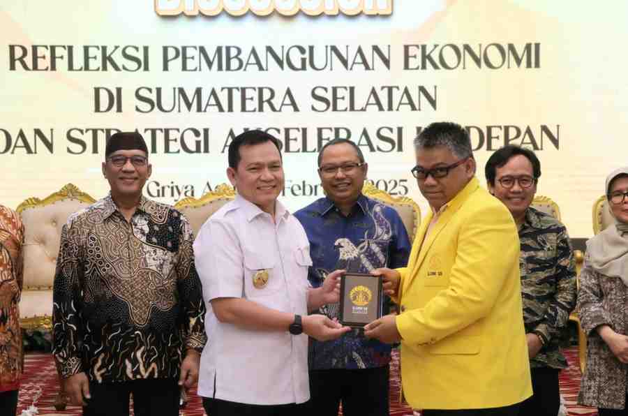 Pj Gubernur Sumsel, Eelen Setiadi menerima cindera mata dari Ketua Iluni UI Sumsel, Giri Ramanda Kiemas. Foto: Humas Pemprov Sumsel.