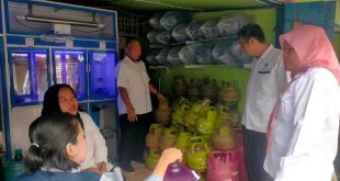 Pejabat Disperindag Muba menegcek penjualan gas 3 kg di wariung-warung, Selasa (4/2/2025). Foto: Kominfo Muba.