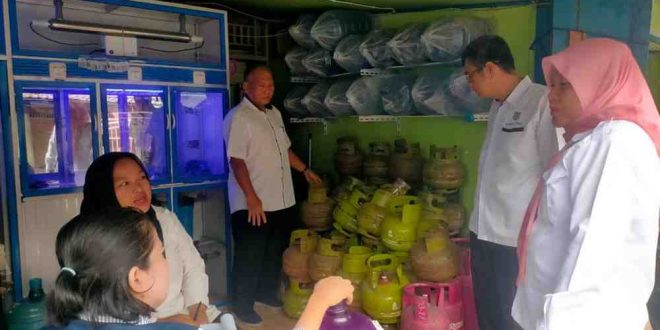 Pejabat Disperindag Muba menegcek penjualan gas 3 kg di wariung-warung, Selasa (4/2/2025). Foto: Kominfo Muba.