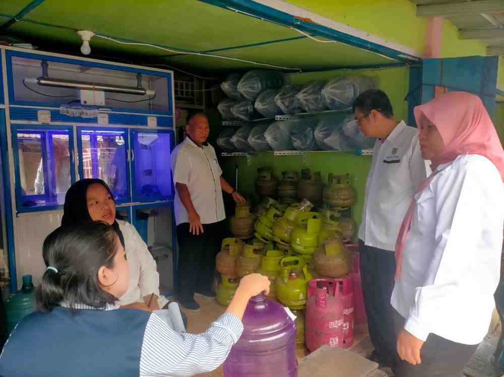 Pejabat Disperindag Muba menegcek penjualan gas 3 kg di wariung-warung, Selasa (4/2/2025). Foto: Kominfo Muba.