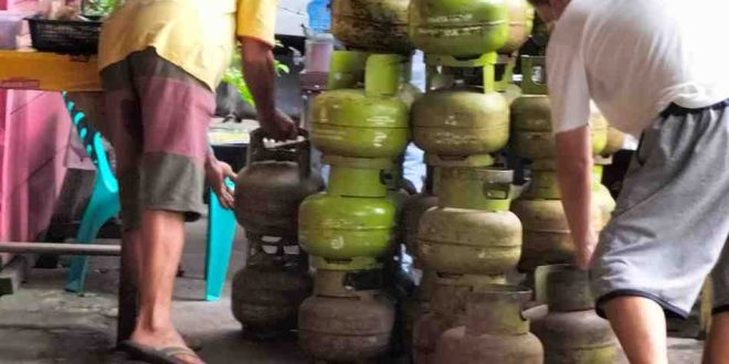 Penjualan gas di salah satu pangkalan di Palembvang. Foto: Dok Sumselheadline.