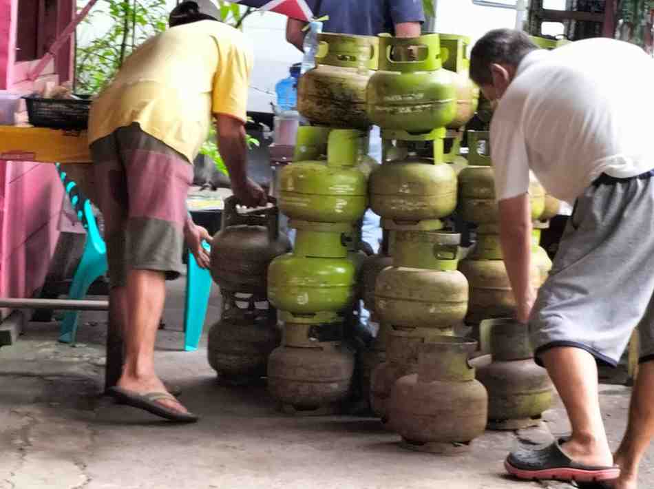 Penjualan gas di salah satu pangkalan di Palembvang. Foto: Dok Sumselheadline.