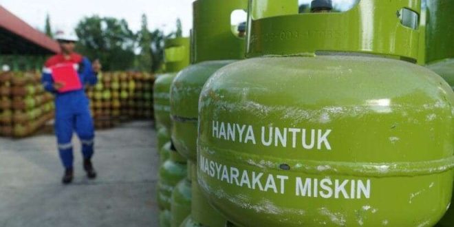 Suasana tempat pengisian gas 3 kg di Pertamina. Foto: Dok Sumselheadline.