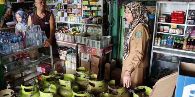 Para petugas dadi Disperindag Muba memantau stok gas di Pangkalan, Selasa (4/2/2025). Foto: Kominfo Muba.