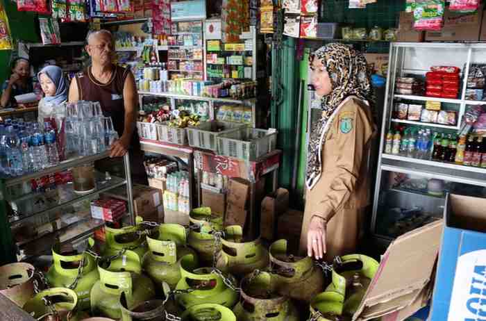 Para petugas dadi Disperindag Muba memantau stok gas di Pangkalan, Selasa (4/2/2025). Foto: Kominfo Muba.