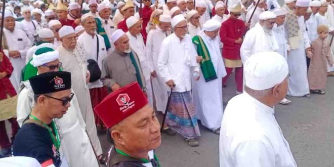 Ziarah kubroh yang digelar di Palembang, Jumat (21/2/2025), diikuti ribuan umat muslim, bahkan hadir juga dari mancanegara. Foto: Sumselheadline/Pitria.