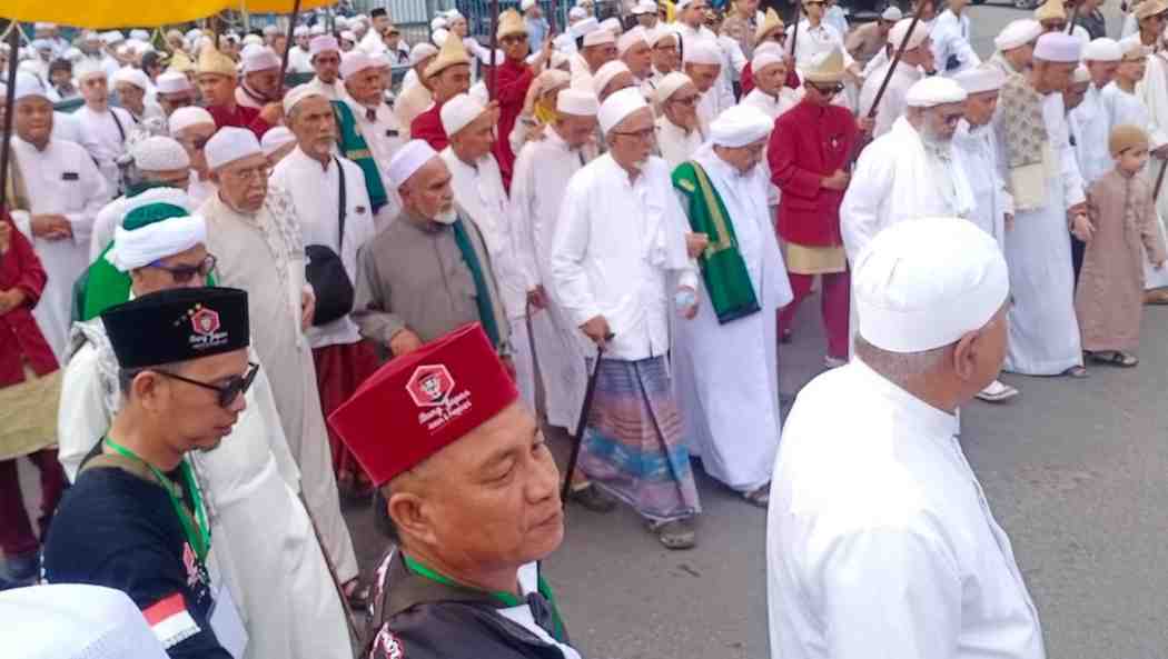 Ziarah kubroh yang digelar di Palembang, Jumat (21/2/2025), diikuti ribuan umat muslim, bahkan hadir juga dari mancanegara. Foto: Sumselheadline/Pitria.
