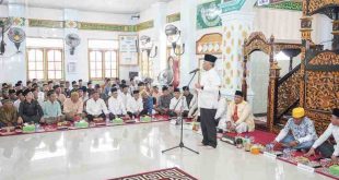 Sekda Muba, Apriyadi menghadiri acara israk mikraj di Desa Teluk Kijing, Sabtu (15/2/2025). Foto: Kominfo Muba.