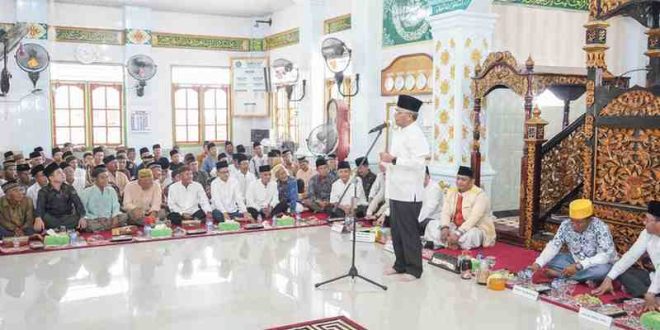 Sekda Muba, Apriyadi menghadiri acara israk mikraj di Desa Teluk Kijing, Sabtu (15/2/2025). Foto: Kominfo Muba.