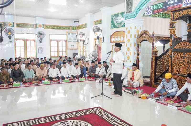 Sekda Muba, Apriyadi menghadiri acara israk mikraj di Desa Teluk Kijing, Sabtu (15/2/2025). Foto: Kominfo Muba.