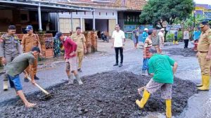 Camat Sanga Desa dan warga gotong royong memperbaiki jalan yang rusak di Kelurahan Ngulak, Kecamatan Sanga Desa, Muba, Selasa (25/2/2025). Foto: Kominfo Muba.