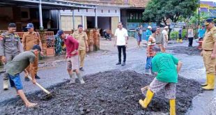 Camat Sanga Desa dan warga gotong royong memperbaiki jalan yang rusak di Kelurahan Ngulak, Kecamatan Sanga Desa, Muba, Selasa (25/2/2025). Foto: Kominfo Muba.
