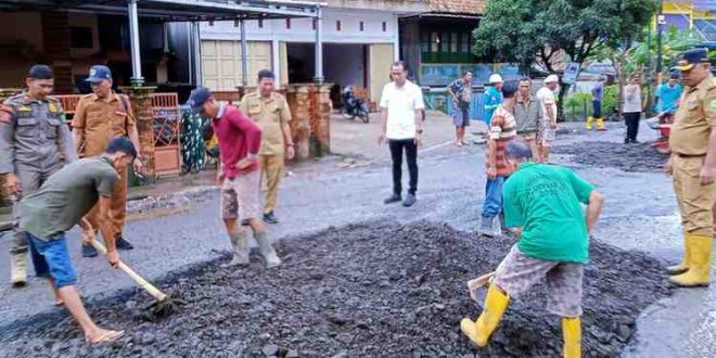 Camat Sanga Desa dan warga gotong royong memperbaiki jalan yang rusak di Kelurahan Ngulak, Kecamatan Sanga Desa, Muba, Selasa (25/2/2025). Foto: Kominfo Muba.