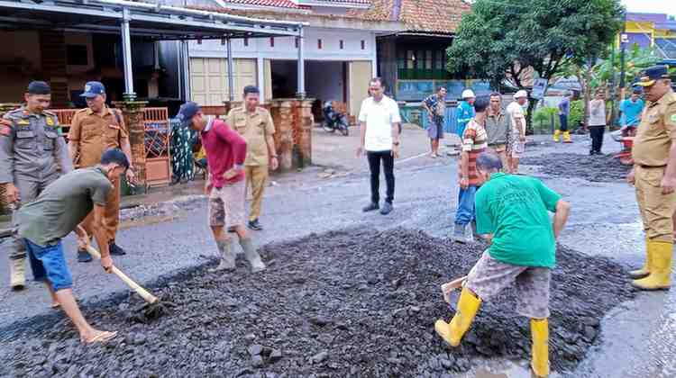 Camat Sanga Desa dan warga gotong royong memperbaiki jalan yang rusak di Kelurahan Ngulak, Kecamatan Sanga Desa, Muba, Selasa (25/2/2025). Foto: Kominfo Muba.