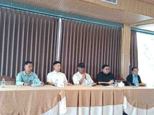 Pengembang perumahan CGC saat memberikan klarifikasi kepada media di Pinewood CGC, Senin (17/2/2025). Foto: Sumselheadline/Pitria.