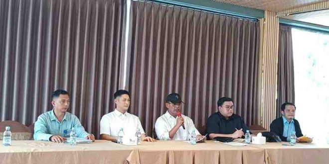 Pengembang perumahan CGC saat memberikan klarifikasi kepada media di Pinewood CGC, Senin (17/2/2025). Foto: Sumselheadline/Pitria.