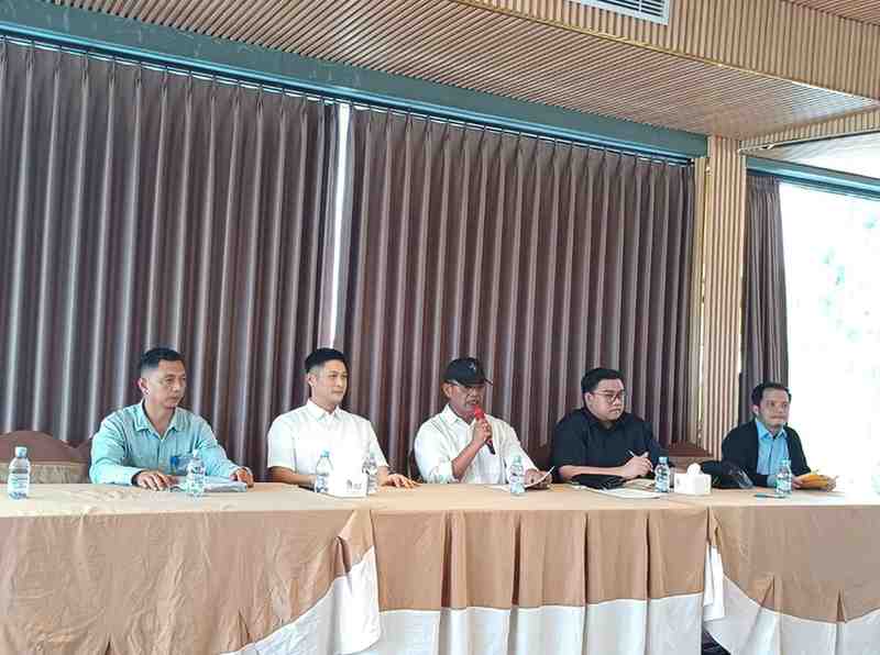 Pengembang perumahan CGC saat memberikan klarifikasi kepada media di Pinewood CGC, Senin (17/2/2025). Foto: Sumselheadline/Pitria.