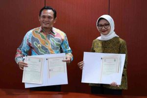 Penjabat (Pj) Wali  Kota Palembang Dr.Cheka Virgowansyah dan Direktur Penangulanan  Kemiskinan dan Pemberdayaan Masyarakat PPN Bappenas RI Tirta Sutedjo usai tandatangani naskah kerjasama, Selasa (4/2/2025). Foto: Kominfo Palembang.