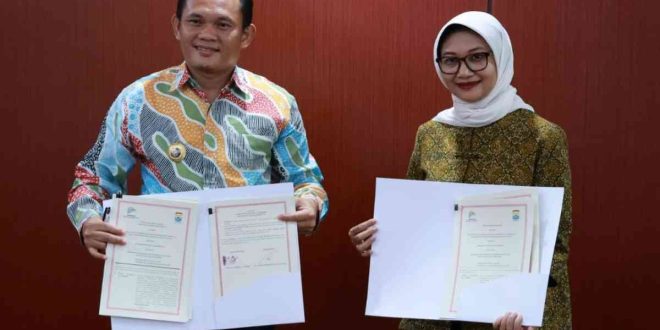 Penjabat (Pj) Wali  Kota Palembang Dr.Cheka Virgowansyah dan Direktur Penangulanan  Kemiskinan dan Pemberdayaan Masyarakat PPN Bappenas RI Tirta Sutedjo usai tandatangani naskah kerjasama, Selasa (4/2/2025). Foto: Kominfo Palembang.
