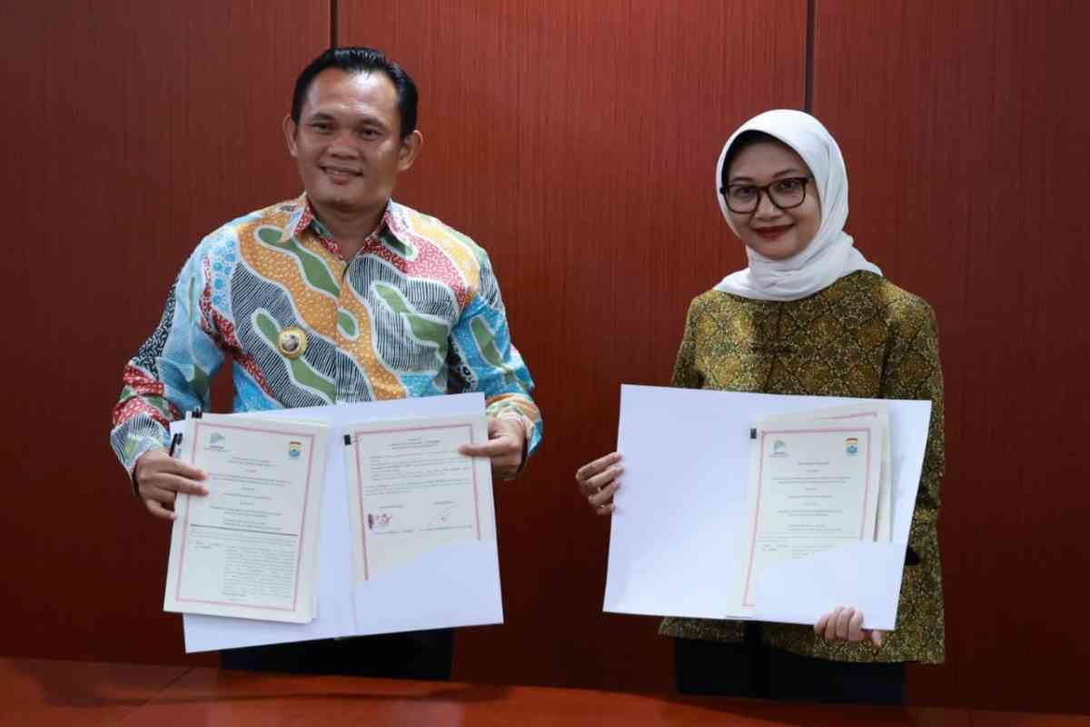 Penjabat (Pj) Wali  Kota Palembang Dr.Cheka Virgowansyah dan Direktur Penangulanan  Kemiskinan dan Pemberdayaan Masyarakat PPN Bappenas RI Tirta Sutedjo usai tandatangani naskah kerjasama, Selasa (4/2/2025). Foto: Kominfo Palembang.