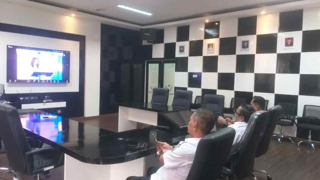 Kepala Dinkominfo Kabupaten Muba, Herryandi Sinulingga bersama jejarannya mengikuti rakor kehumasan yang digelar Kantor Kementerian Kominfo secara virtual, Rabu (26/2/2025). Foto: Kominfo Muba.